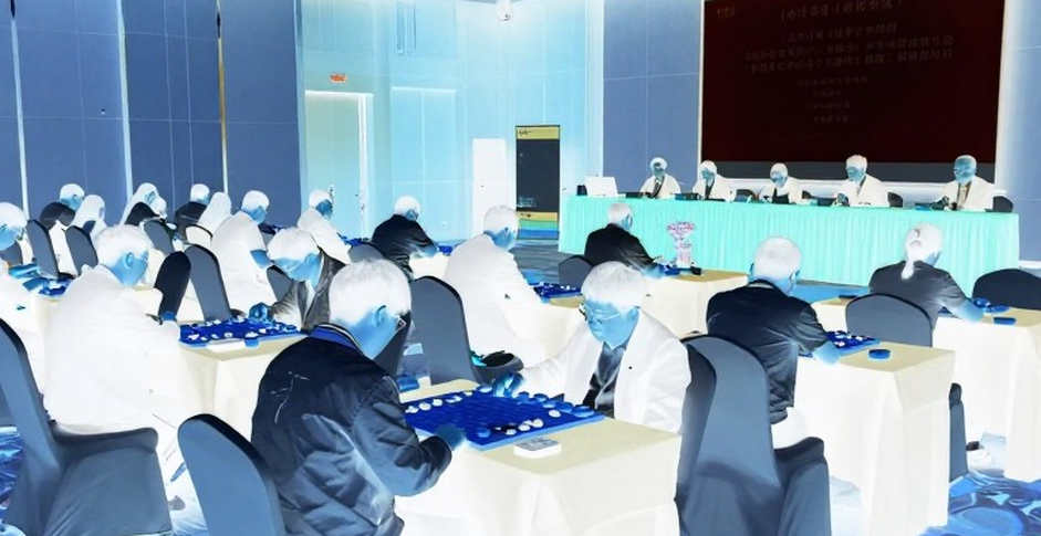 कैपाब्लांका का 2026 स्वर्ण, और उसके नीचे छपा किंग्स इंडियन का विज्ञापन